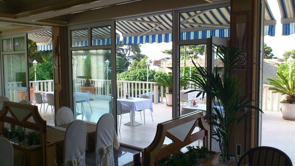Hotel Riva Kastela With Swimming Pool מראה חיצוני תמונה