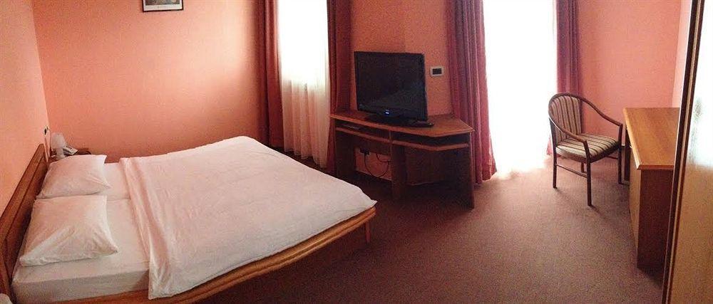 Hotel Riva Kastela With Swimming Pool מראה חיצוני תמונה